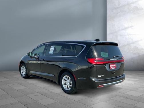 Brilliant Black Crystal Pearlcoat 2024 Chrysler Pacifica Touring L