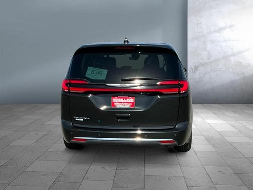 Brilliant Black Crystal Pearlcoat 2024 Chrysler Pacifica Touring L