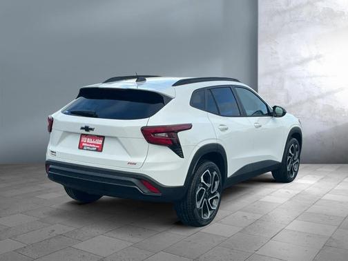 Summit White 2026 Chevrolet Trax FWD 2RS