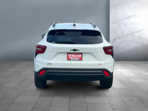 Summit White 2026 Chevrolet Trax FWD 2RS