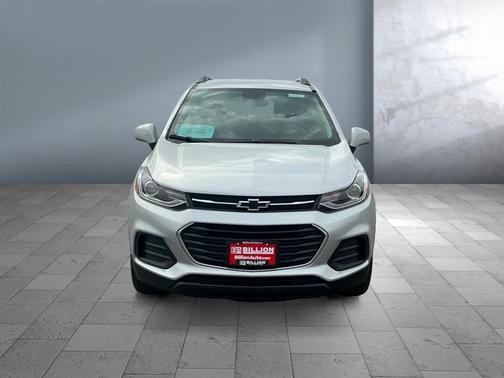 Silver Ice Metallic 2022 Chevrolet Trax LT