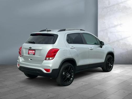Silver Ice Metallic 2022 Chevrolet Trax LT