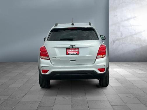 Silver Ice Metallic 2022 Chevrolet Trax LT
