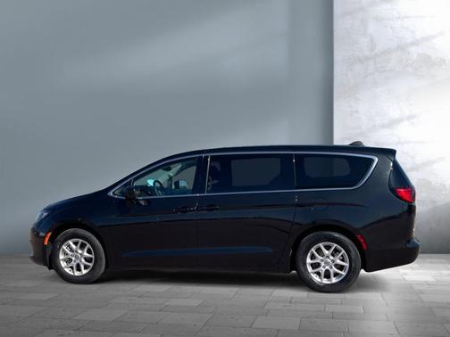 Brilliant Black Crystal Pearlcoat 2023 Chrysler Voyager LX