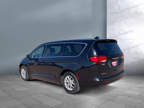 Brilliant Black Crystal Pearlcoat 2023 Chrysler Voyager LX