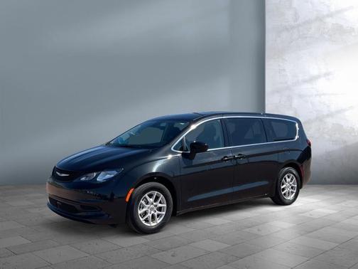 Brilliant Black Crystal Pearlcoat 2023 Chrysler Voyager LX