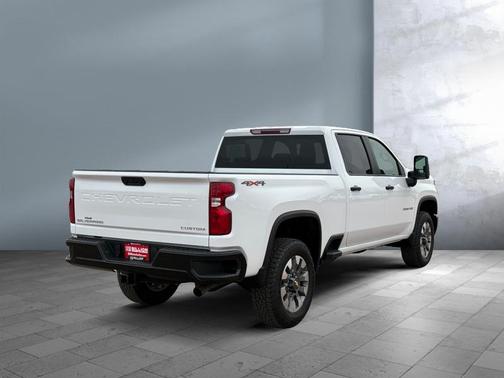Summit White 2026 Chevrolet Silverado 2500 Custom