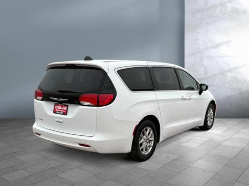 2024 Chrysler Voyager LX
