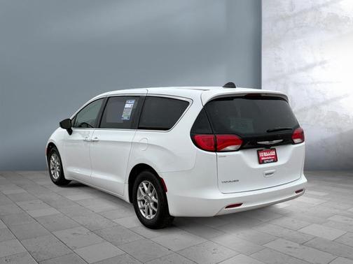 2024 Chrysler Voyager LX