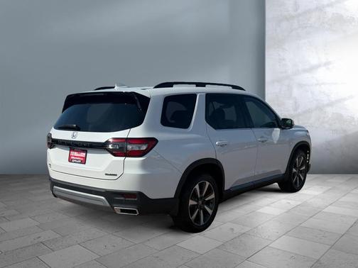 2025 Honda Pilot Touring 8-Passenger