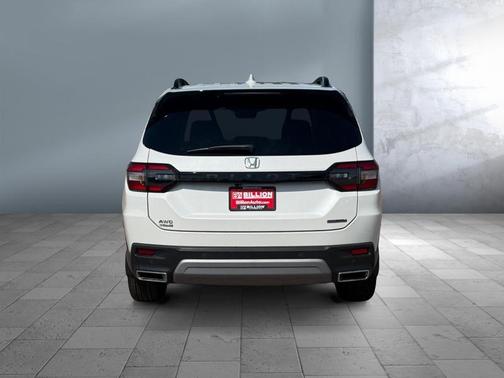 2025 Honda Pilot Touring 8-Passenger