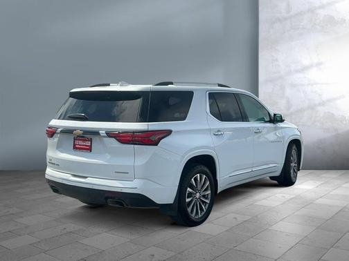 Summit White 2022 Chevrolet Traverse Premier