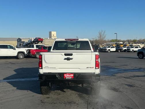Summit White 2026 Chevrolet Silverado 2500 Crew Cab, Standard Bed, XR2, 4WD