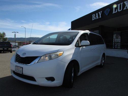 Super White 2013 Toyota Sienna LE