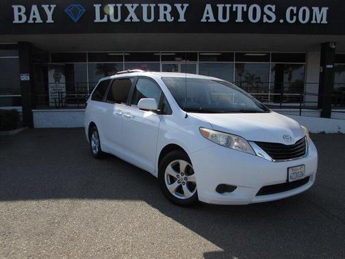 Super White 2013 Toyota Sienna LE
