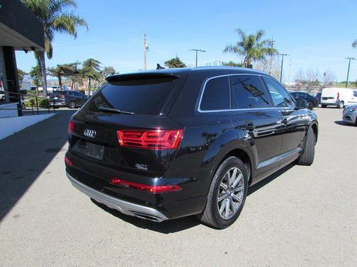 Orca Black Metallic 2017 Audi Q7 3.0T Premium