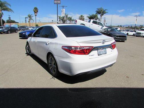 Super White 2015 Toyota Camry SE