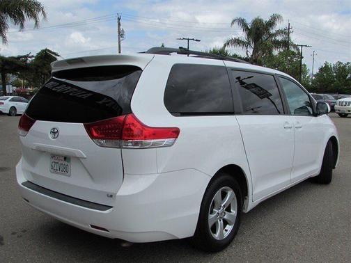 Super White 2013 Toyota Sienna LE