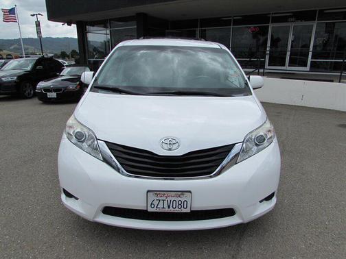 Super White 2013 Toyota Sienna LE