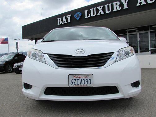 Super White 2013 Toyota Sienna LE