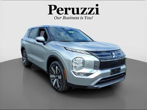 Silver 2025 Mitsubishi Outlander SE