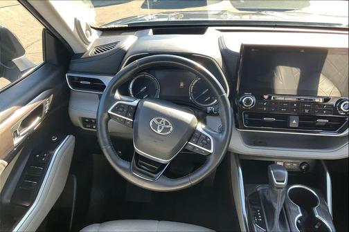 2022 Toyota Highlander Hybrid Platinum