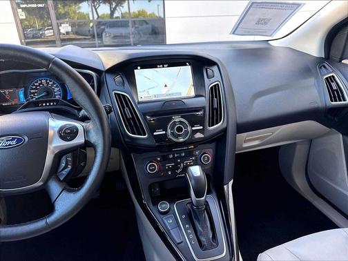 White Platinum Metallic Tri-Coat 2018 Ford Focus Electric Base