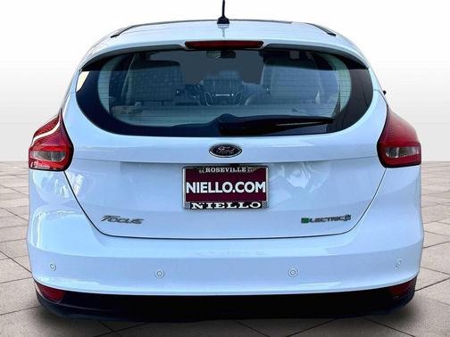 White Platinum Metallic Tri-Coat 2018 Ford Focus Electric Base
