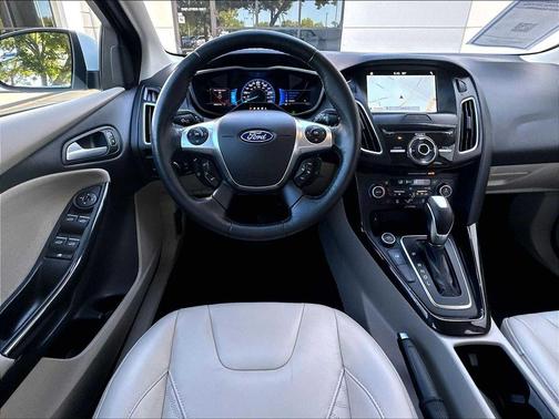White Platinum Metallic Tri-Coat 2018 Ford Focus Electric Base