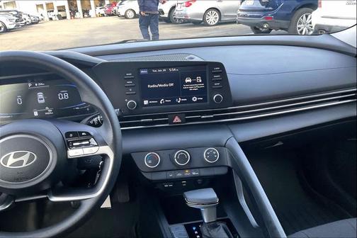 2024 Hyundai ELANTRA SE