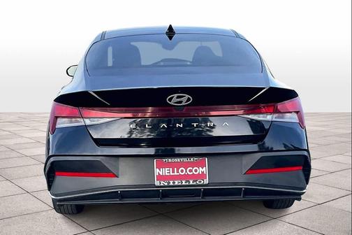 2024 Hyundai ELANTRA SE