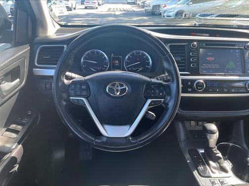2017 Toyota Highlander SE