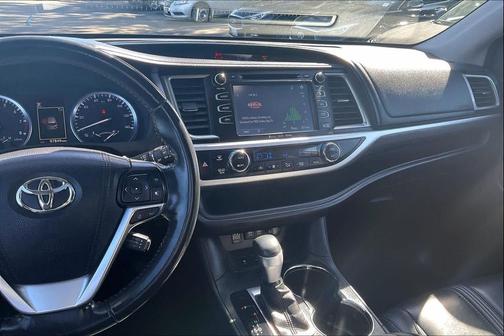 2017 Toyota Highlander SE