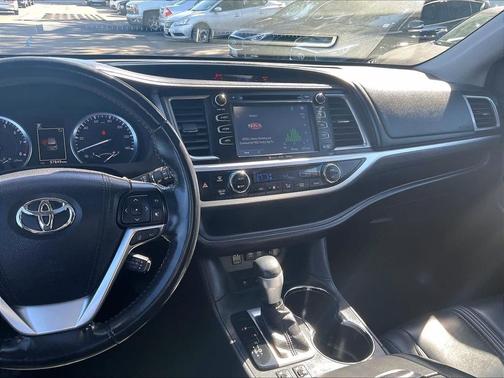 2017 Toyota Highlander SE