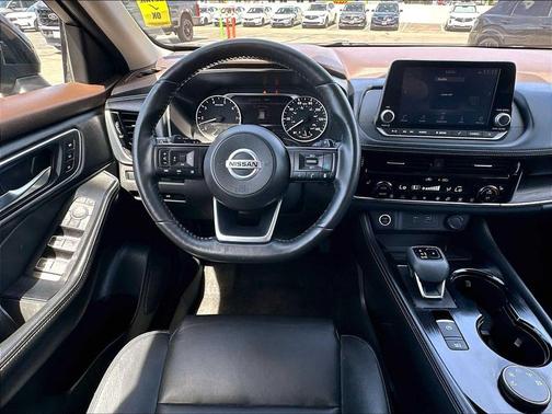 Champagne Silver Metallic/Super Black 2021 Nissan Rogue SL