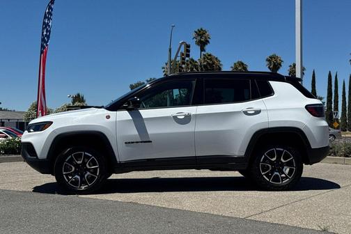 Bright White Clearcoat 2025 Jeep Compass Trailhawk
