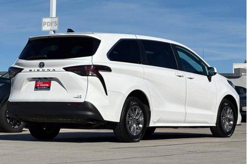 2024 Toyota Sienna LE