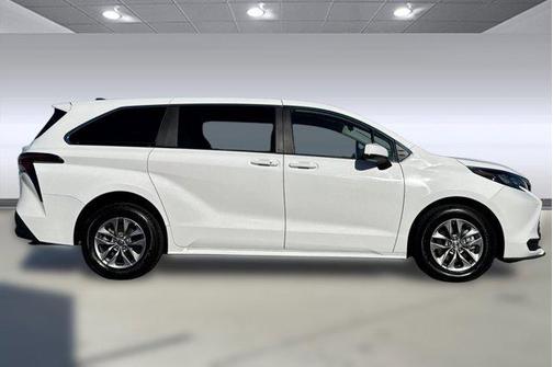 2024 Toyota Sienna LE