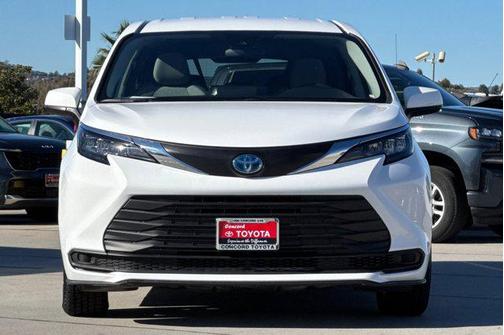 2024 Toyota Sienna LE