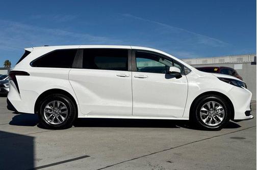 2024 Toyota Sienna LE
