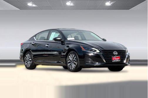 Super Black 2025 Nissan Altima SV FWD