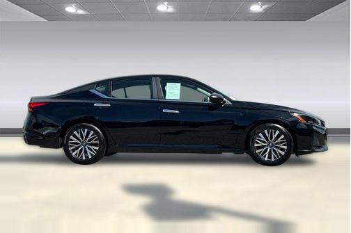 Super Black 2025 Nissan Altima SV FWD