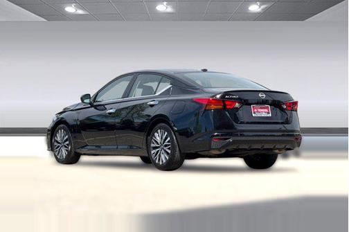Super Black 2025 Nissan Altima SV FWD