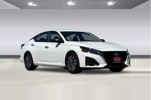 Glacier White 2025 Nissan Altima SV FWD