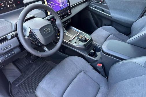 Tandoori w/Midnight Black Metallic Roof 2026 Toyota C-HR SE