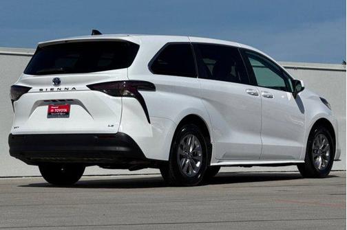 2025 Toyota Sienna LE