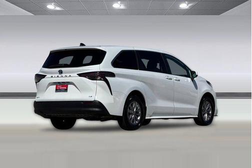 2025 Toyota Sienna LE