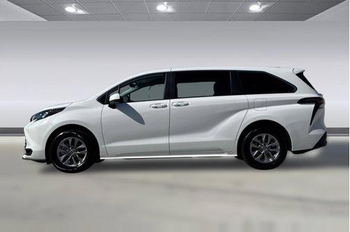 2025 Toyota Sienna LE