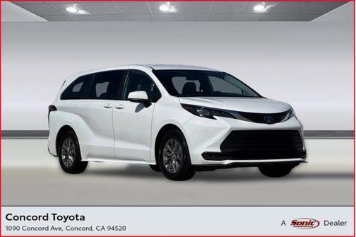 2025 Toyota Sienna LE