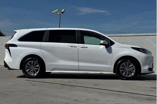 2025 Toyota Sienna LE